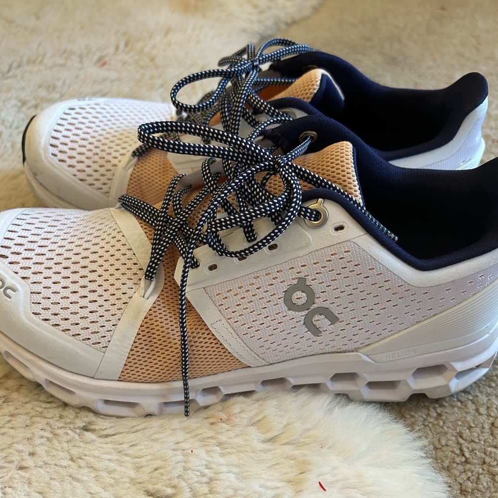 On Cloud Shoes Size 7 Womens